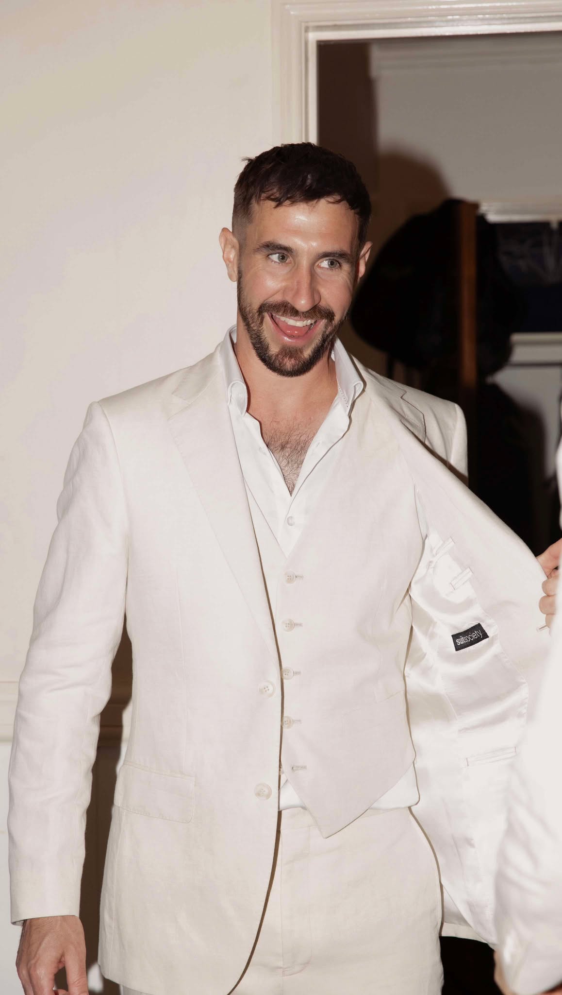 Tailored suits for grooms, offering the ideal combination of style and comfort for your wedding.